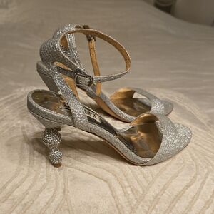 Badgley Mischka Glittering Silver Heels EUC 3 3/4 Inches Heels